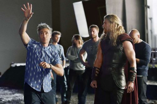 导演塔伊加·维迪提宣布不再执导《雷神5》，把握机会专注于其他项目插图