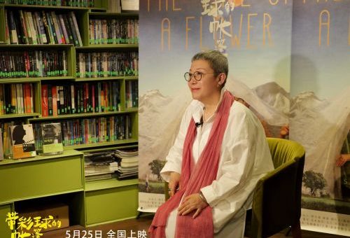 “带彩球的帐篷”电影北京首映，歌星莫西子诗变身男主角闪亮登场缩略图