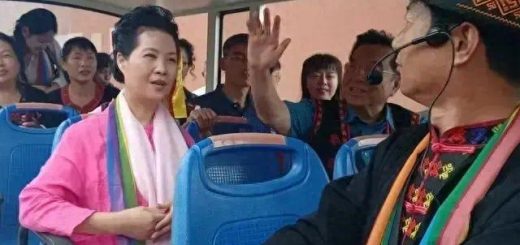 李双江和老婆坐观光车被偷拍，梦鸽打扮得年轻，但岁月不饶人，他也胖了点缩略图