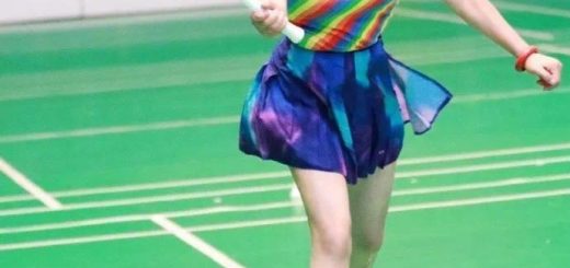 刘晓庆73岁穿超短裙打网球，彩虹装太耀眼，对手看呆了！缩略图